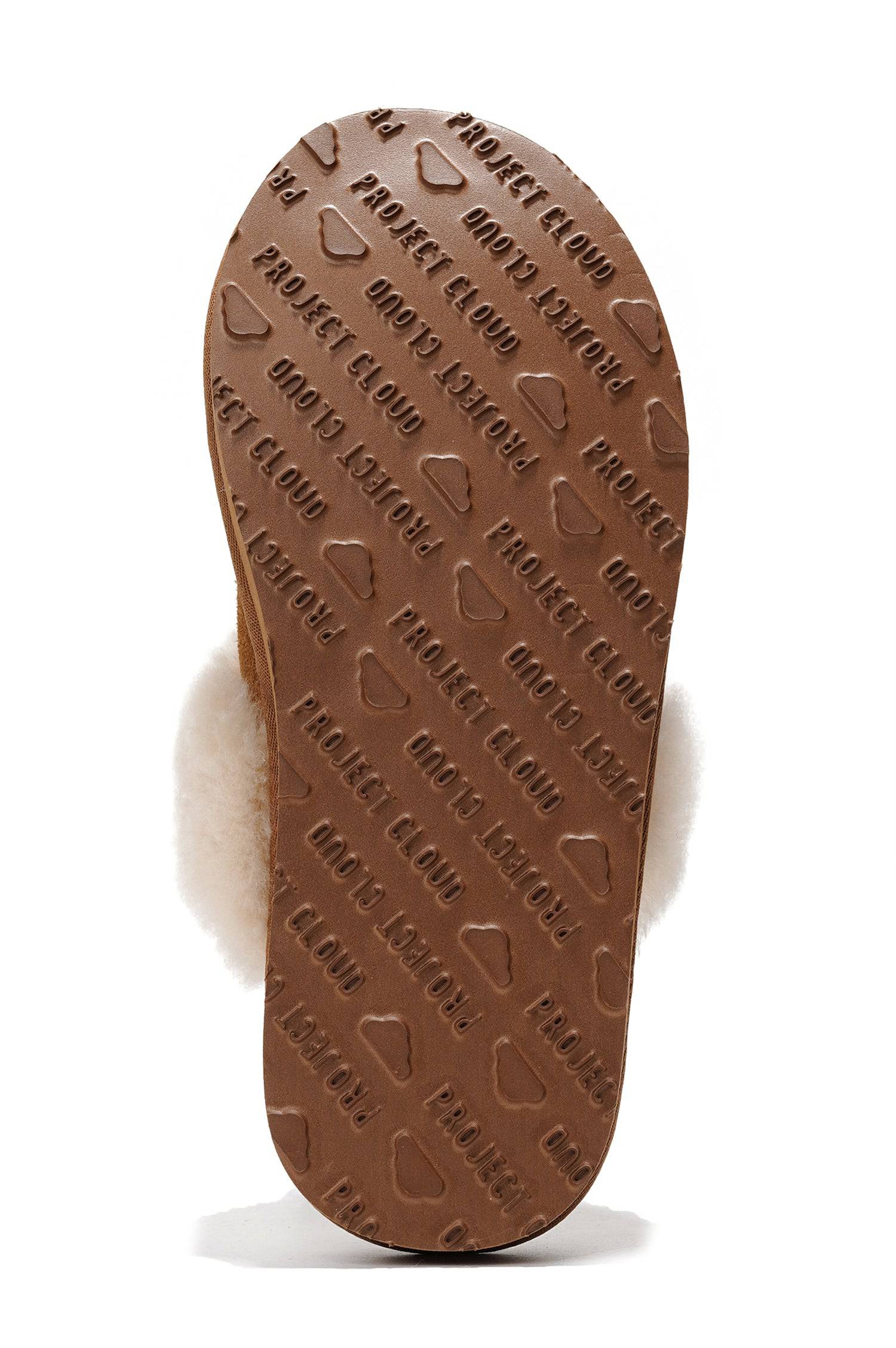 Project Cloud Henka shearling slipper sole. Brown rubber sole with non-slip design, featuring Project Cloud logo.