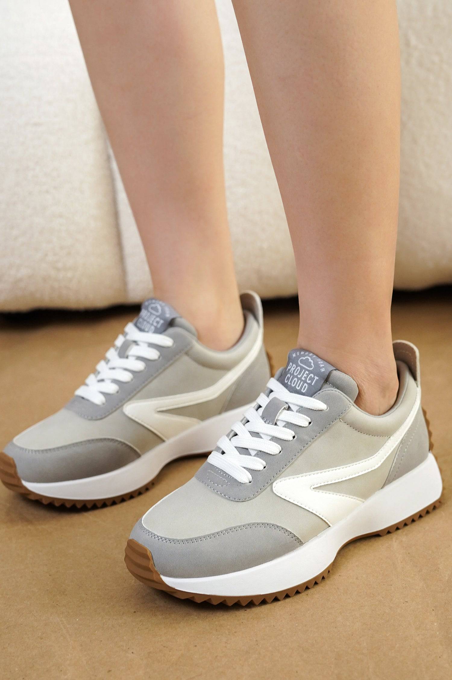 Project Cloud women's sneakers in gray and white with lace-up closure, memory foam and non-slip sole.