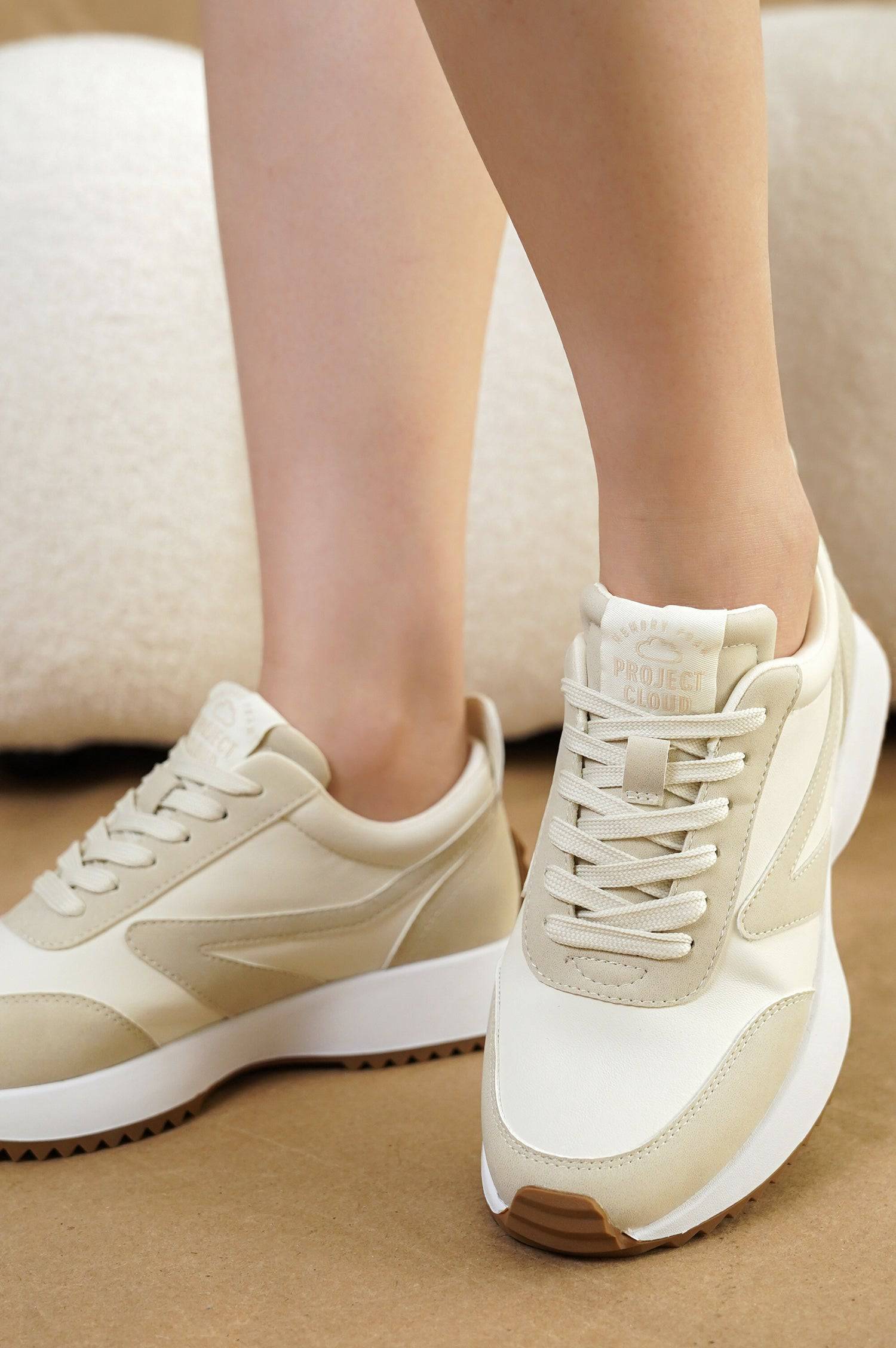 Balinda women's sneakers, off-white and beige with Project Cloud logo, lace-up closure, memory foam, and non-slip sole