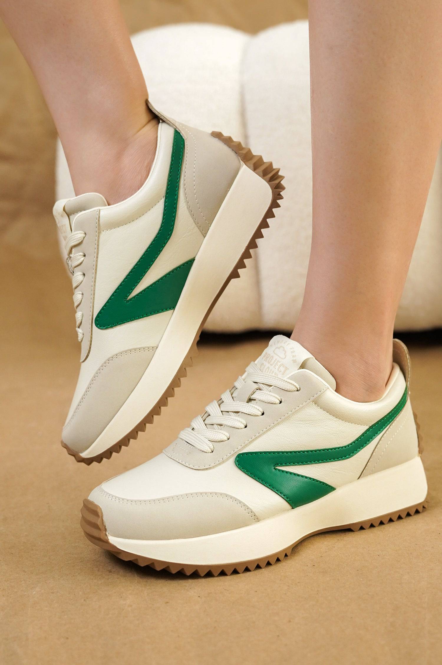Balinda women's white sneakers with green accents, lace-up closure, Project Cloud logo, and memory foam, non-slip sole.
