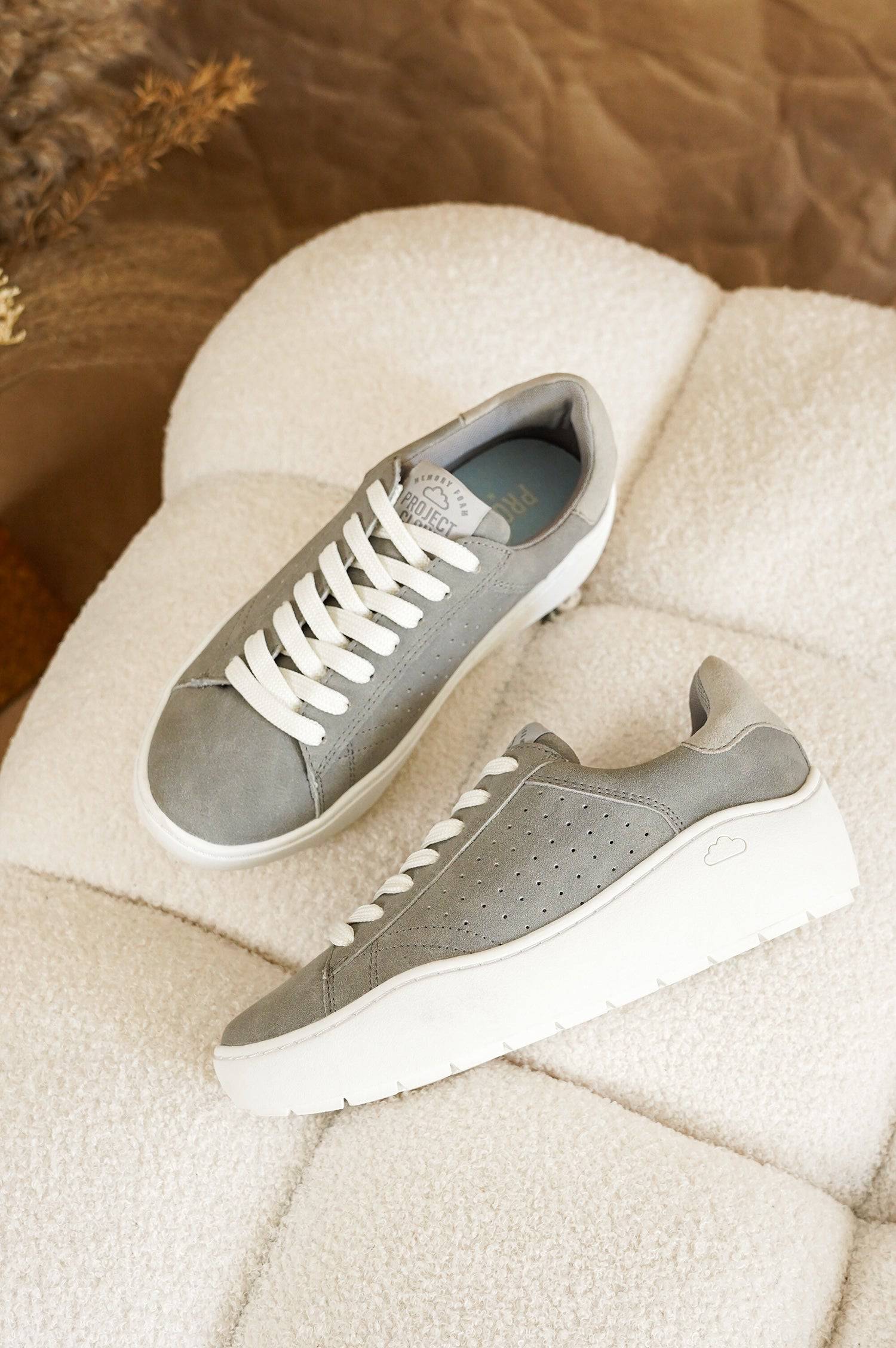 Project Cloud Bossy platform sneakers: grey suede, white sole, lace-up. Lightweight, anti-slip.