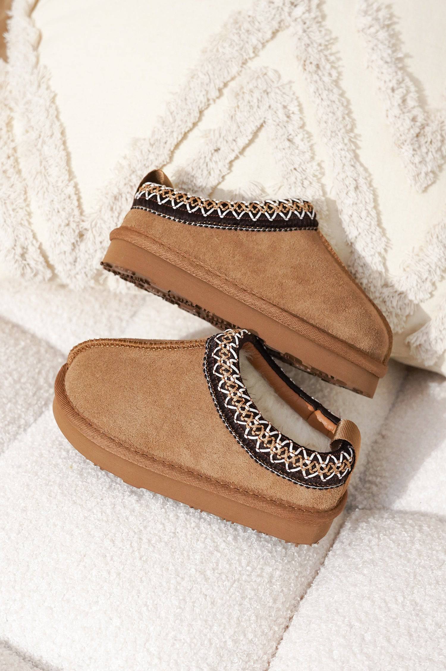 Brown Project Cloud Kids' Dream Warm shearling slippers with trim and non-slip sole.