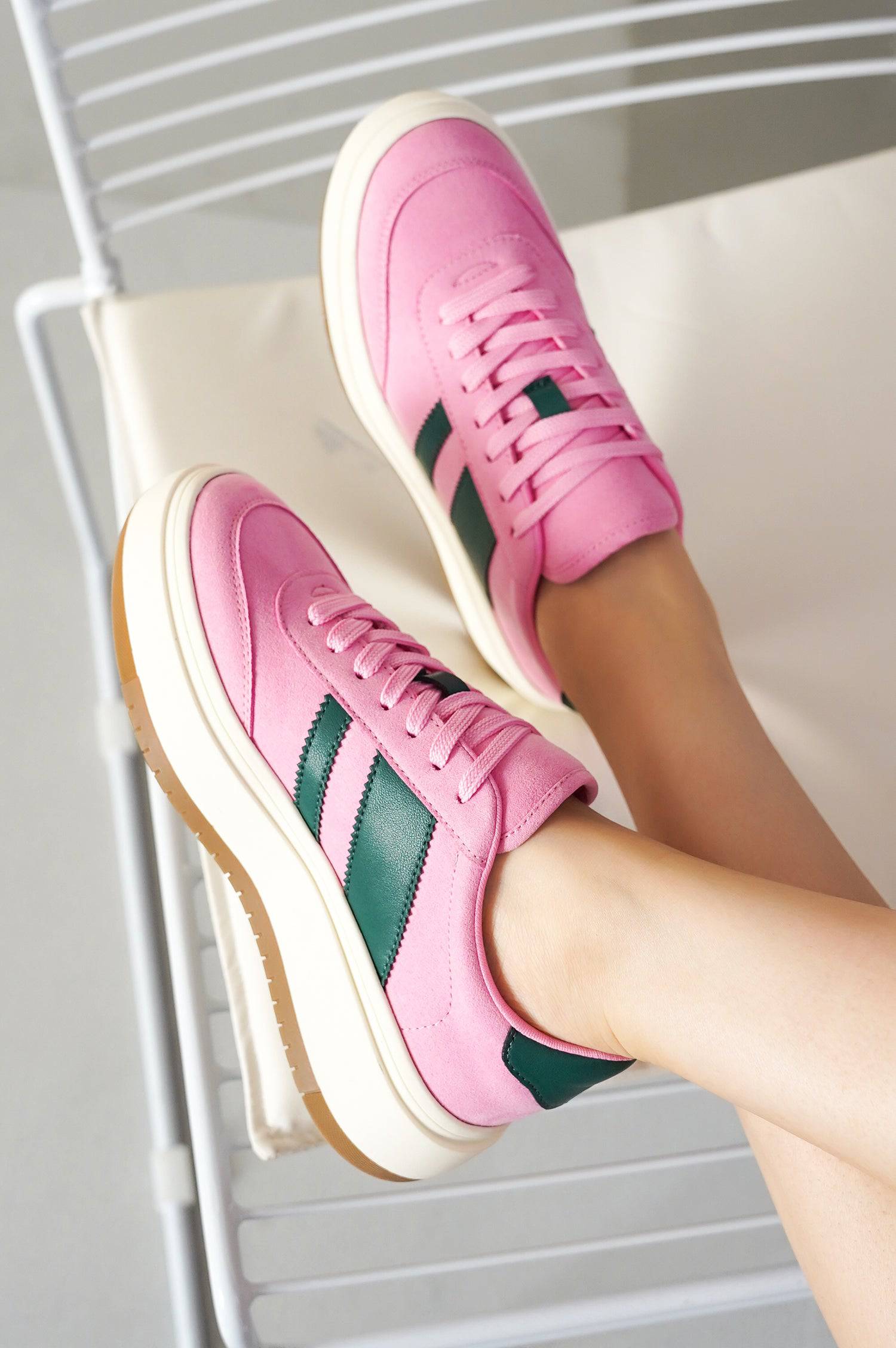 Pink Nita platform sneakers with green stripes. Lace-up style, cushioned insole, ideal for women's daily wear.