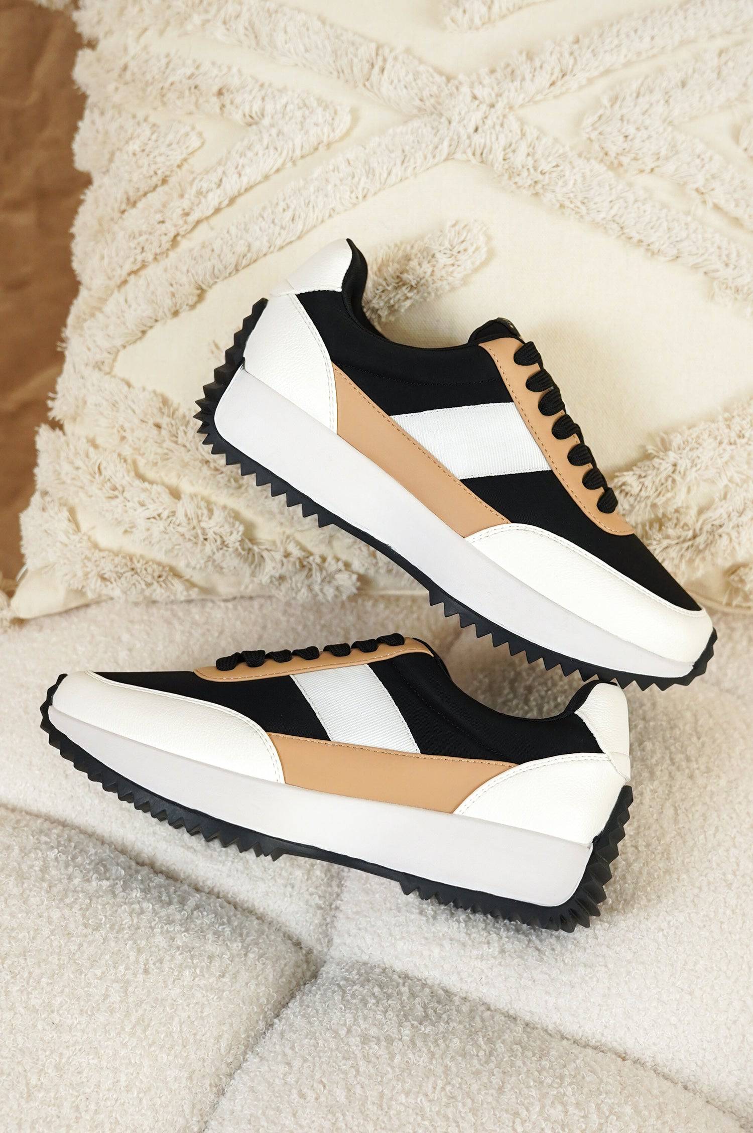 Project Cloud Serena women's sneakers, black, white, beige colorblock, lace-up, non-slip sole. Stylish design.